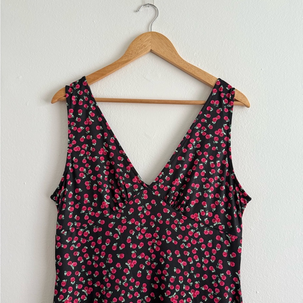 SOLD ON DEPOP // NWT Floral (Roses) Sleeveless V-Neck Maxi Dress